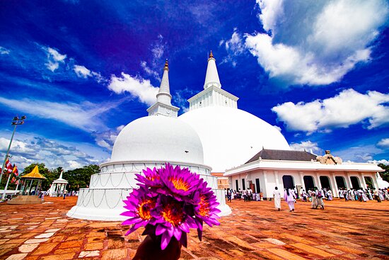 Ruwanwelisaya - Top attraction in Anuradhapura, Sri Lanka