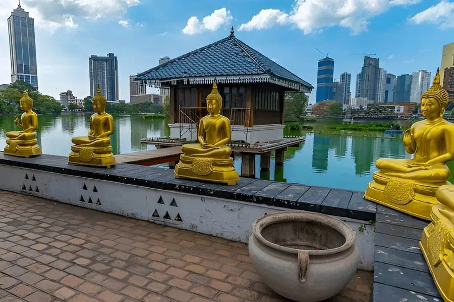 Temple on Lake - Top attraction in Colombo, Sri Lanka