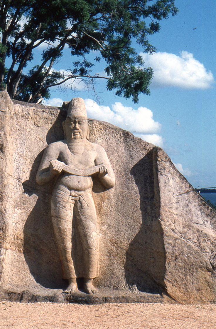 Parakramabahu Stone Carving Statue - Top attraction in Polonnaruwa, Sri Lanka