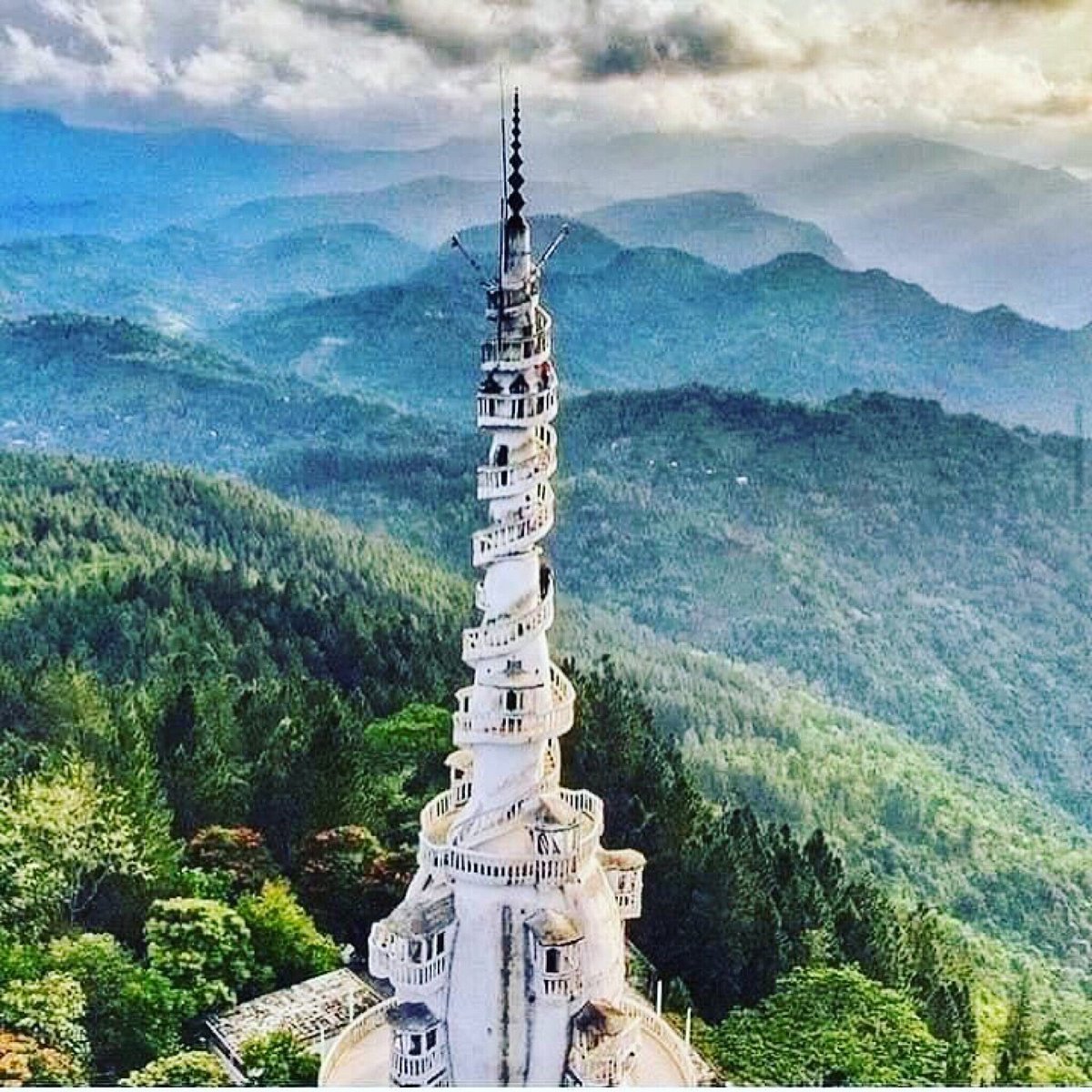 Visit Ambuluwawa - Hill Country in Kandy