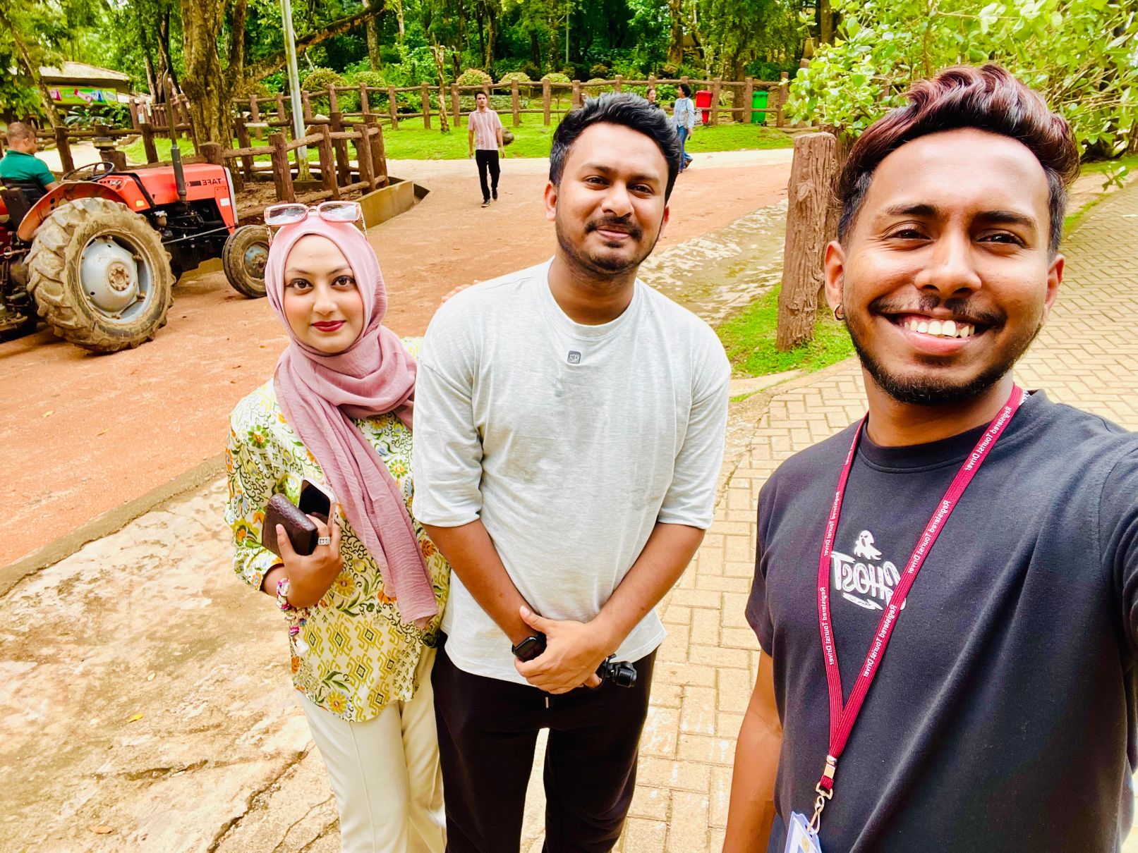 Happy international guests on a custom Sri Lanka tour with Imalanka Tours 7